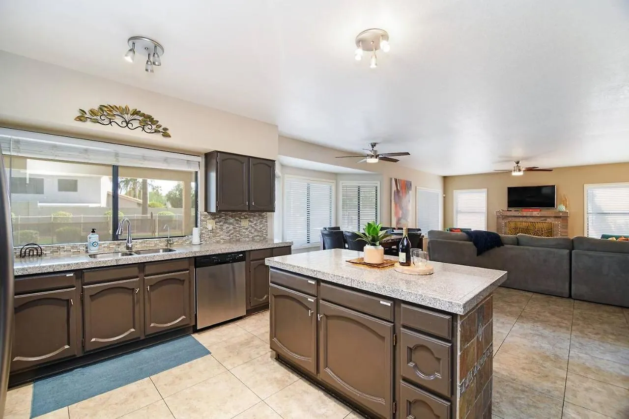 Дом отдыха Scottsdale Luxury Vacation Home With Pool Sleeps 14